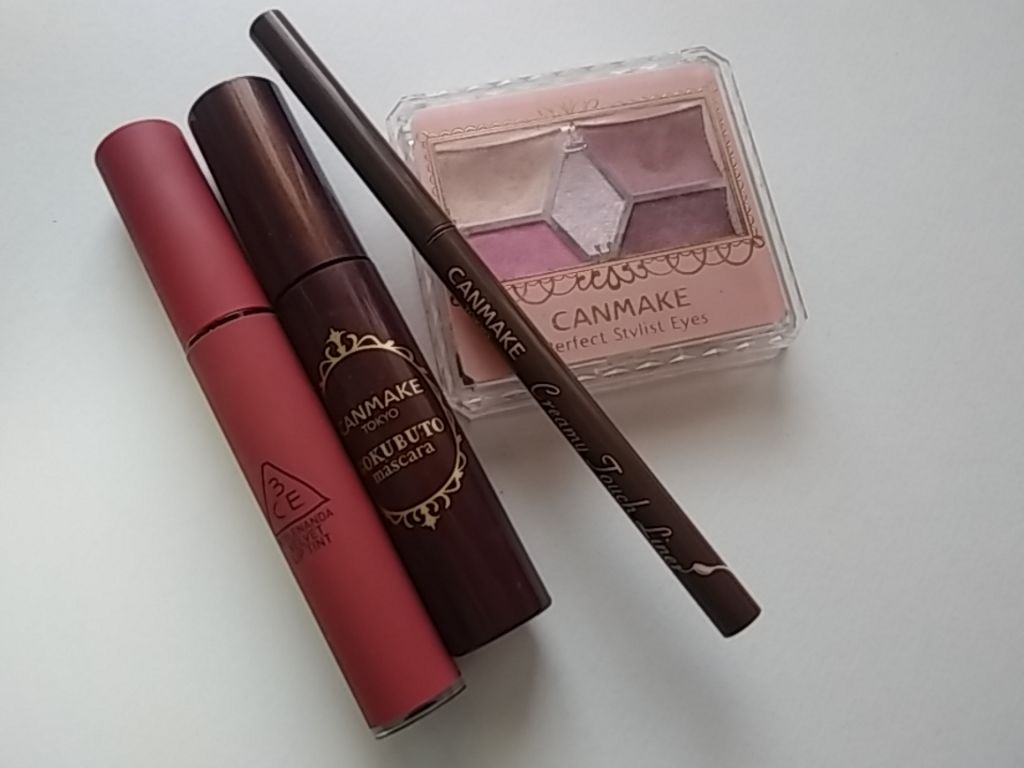 ⚠️2枚目に目と3枚目に口の拡大写真あり⚠️
目の写真はメガネの後が付いていますが、気にしないで下さい笑

最近は何も投稿することがなかったので、今日のメイクを紹介していこうと思います！😅

今日のメイクは、｢色素薄いアンニュイ系｣を目指