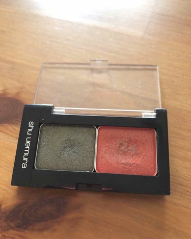 「shu uemura」
→アイシャドウ
→ME 472 A（カーキ）
→ME 252 A（オレンジ）
→2160円（税込）

発色がちょうどよくて、単色でもグラデーションでも使えます。

この2色を組