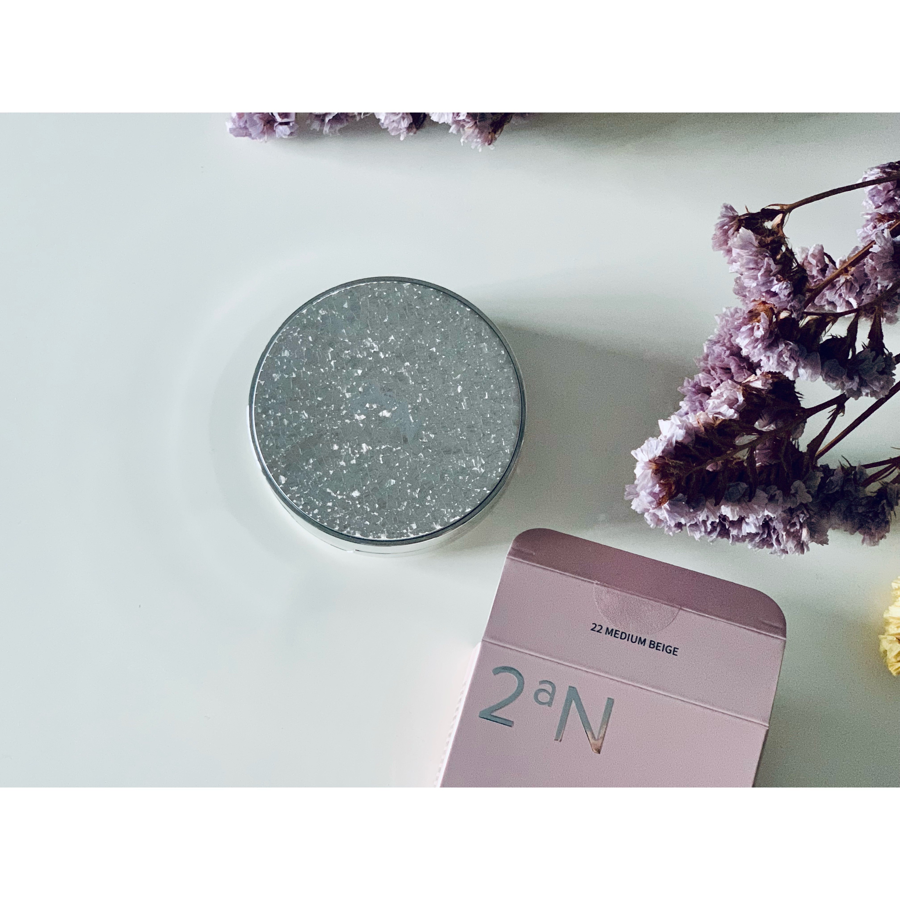 かなりテンションが上がるキラキラコンパクトです。

カラーは全部で3色展開で、私は中間色の22号ミディアムベージュをチョイスしました。

肌の光を極大化させ、屈折率の高いオイルがツヤ感と立体感のある肌を演出してくれるそうで、使い続け