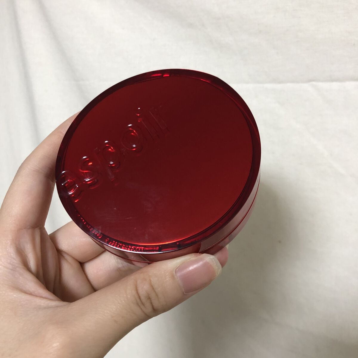 エスポア
プロテイラービーベルベットカバークッション

21: アイボリー

エスポアといえばツヤ系クッションが有名で、
脂性肌には相性が悪いかなと思っていたのですが、
セミマット系のテクスチャーで
マスクにつきにくく、

クッションもふわ