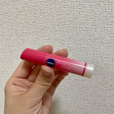 💋肌に優しい楽チンリップ💋

モイストピュアカラーリップ / NIVEA
個人的評価　★★★☆☆

保湿&カラーが一緒にできる製品です！
色味は薄づきですが、マスクにべっとりつきません。鏡がなくともささっと塗れます。

何より肌荒れしないのが◎唇の調子が悪いなぁという時に使用しています！

化粧をガッツリできない時に是非！ 

#乾燥肌にグッバイ の画像 その0