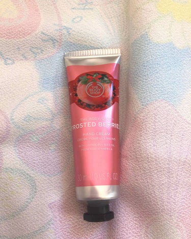 THE BODYSHOPのハンドクリーム


頂きものなんだけど私好みの甘い香りに保湿力があって流石！って感じ。

寝る前に付けたら朝はしっとり
持ち運びに便利だからお出かけようにも良いかも！


ベリ