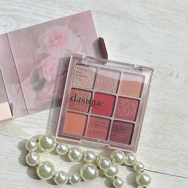 『 dasique / Shadow Palette #02 Rose Petal 』
⁡
華やかに咲くバラの色を詰めたデイジークだけの感覚的なアイシャドウパレット
⁡
◇Color Chart◇
①Rose Veil
②Delight Pink
③Misty Rose
④Twinkle Shower
⑤Rose Blossom
⑥Prism Petal
⑦Rosy Brown
⑧Antique Brown
⑨Blondy Velvet
⁡
◇Texture◇
▪️Flat Matte
鮮やかなマットベースのプレストタイプでまぶたに密着しやすい
③Misty Rose  ⑤Rose Blossom  ⑦Rosy Brown
⁡
▪️Glam Shimmer
派手すぎない細かいラメがピタッとフィットし、優雅なボリュームアイを演出できる
⑧Antique Brown  ⑨Blondy Velvet
⁡
▪️Dazzling Glitter
華やかにきらめくプレストタイプのグリッターラメがまばゆいオーラをまとわせる
④Twinkle Shower  ⑥Prism Petal
⁡
▪️Tears Glitter
湿式タイプのラグリッターで角度によって涙のようにきらめく。ワセリンのようなツヤ。
①Rose Veil  ②Delight Pink
⁡
◆◆◆◆◆
◇◇◇
⁡
ローズブラウンの9区パレット。
メインカラーの⑤Rose Blossomは一見凄く濃いカラーに見えるんですが、一度にガッツリつくわけではないので調整すれば薄くできます。
私は上瞼のグリッター以外はブラシでやるので、ブラシを使いました。
⁡
シマーや細かいグリッター、上瞼や下瞼に可愛い中くらいのグリッターなど何色かあって、気分や服によっても変えれるのが良いです。　
メインカラーもアイラインにしたら可愛いし。
⁡
全体的に明るいカラーだけれど、物凄く主張しまくくる感じにはならないので、普段使いにも良さそうですね❤️
⁡
#dasique #デイジーク #coolblending #ピンクブラウン陰影 #9区パレット #アイシャドウ #アイパレット #韓国コスメ #kbeauty #데이지크  #로즈페탈 #koreanmakeupの画像 その0