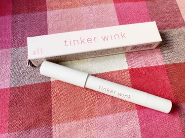 tinker wink ティンカーウィンク 
透け感アイシャドウペンシル を
使ってみました✨

BE01 アンバーベージュ
PK01 ペタルピンク
PK02 モーブフィグ
OR01 ニュアンスオレンジの
４色展開。
 

私は02.petal pinkを使いました✨


透け感発色×抜け感カラー
アイシャドウ

5種の美容液成分in（保湿）
ヒアルロン酸・コラーゲン・
ビタミンE※1
レチノール誘導体・シルク


芯を2〜3cm繰り出して、
断面や先端を使って、
まぶたや目の際なのに塗ります。


斜めカットなので塗りやすい

ほどよいラメ感があります。


指でぼかしてもいい感じです。

ウォータープルーフタイプですよ✨

発色がいいし、描きやすいので
おすすめのアイシャドウペンシルです。

の画像 その1