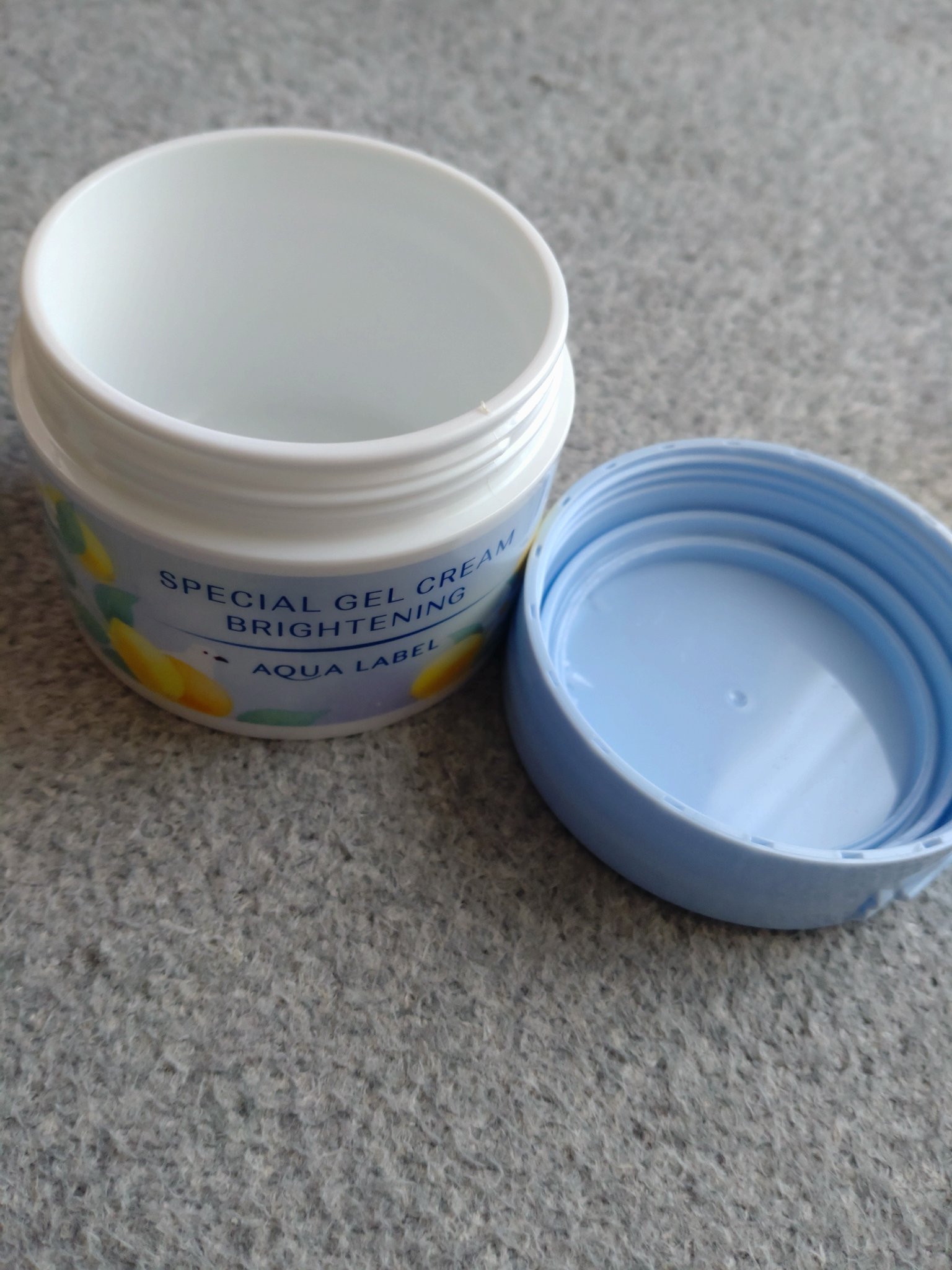 ✼••┈┈••✼••┈┈••✼••┈┈••✼••┈┈••✼
使い切り

アクアレーベルのスペシャルジェルクリームです。
メントールが入っていたので暑い時期には気持ちよかったです
ハーバルレモンの香りも好きな香りでした。
来年もでるかなぁ？
