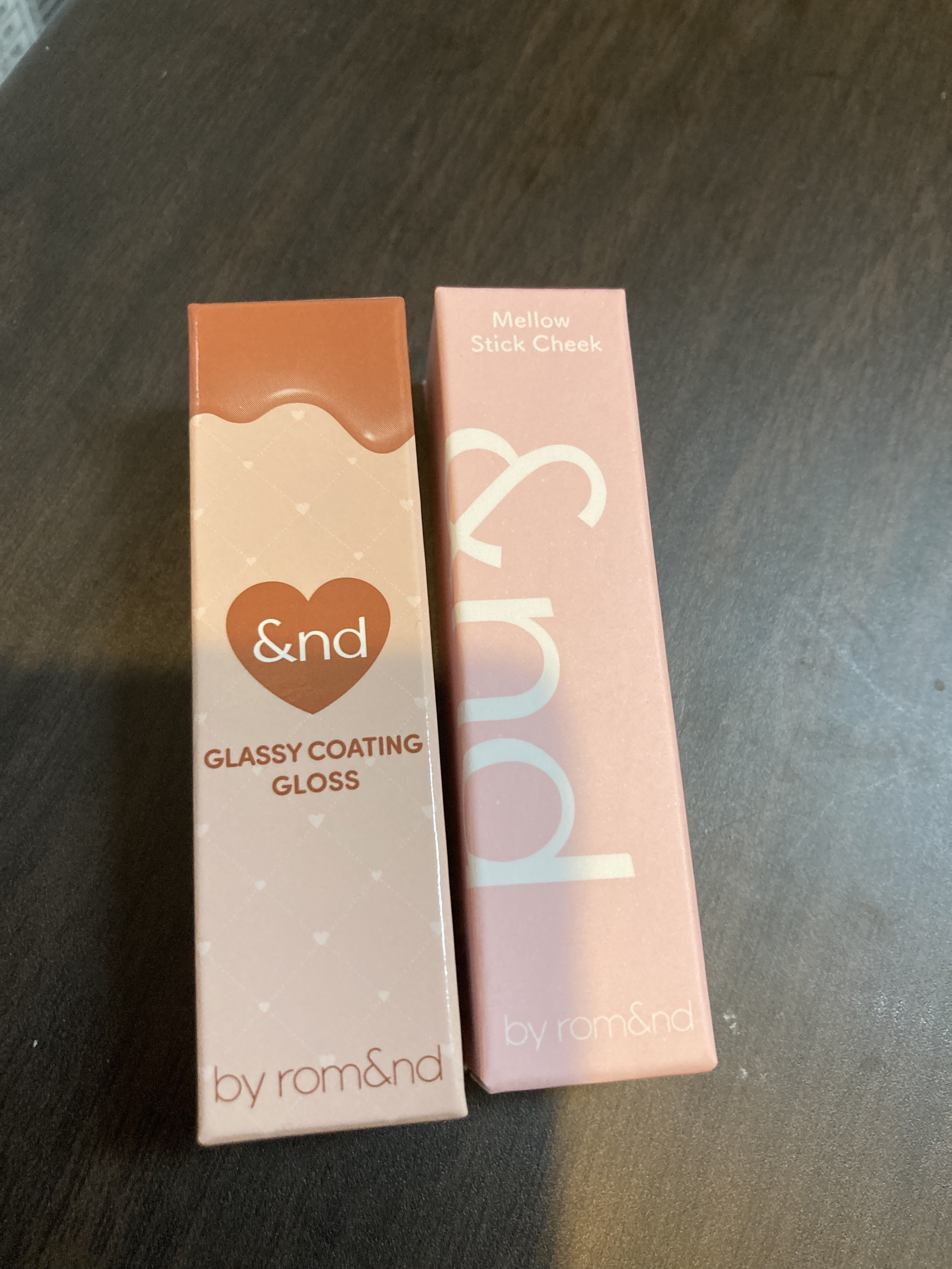 グラッシーコーティンググロス VD02 ココキャラメル/&nd by rom&nd/リップグロスを使ったクチコミ（2枚目）