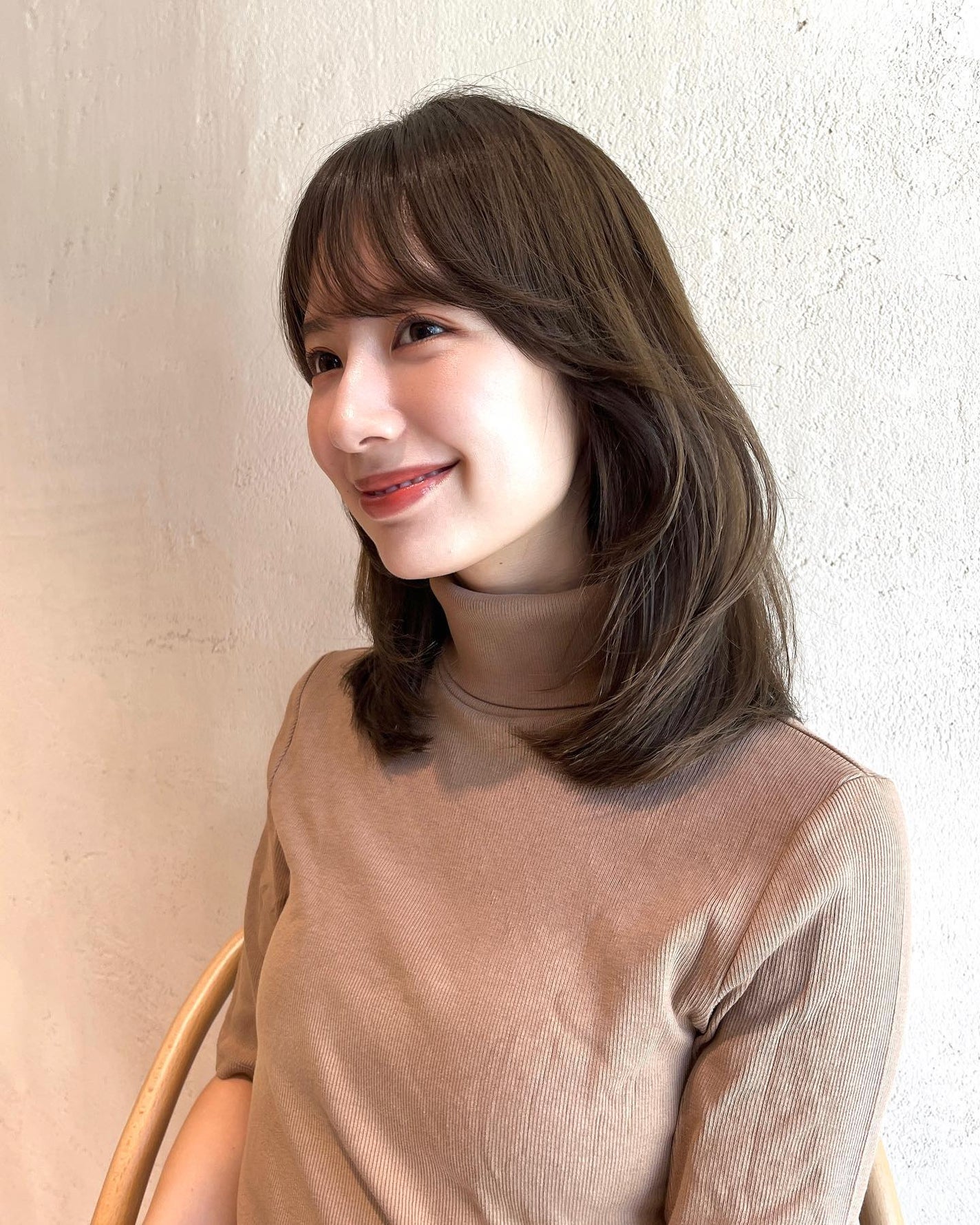 HARUNA on LIPS 「ミディアムレイヤー♡鎖骨下のミディアムに顔周りレイヤーカットを..」(4枚目)