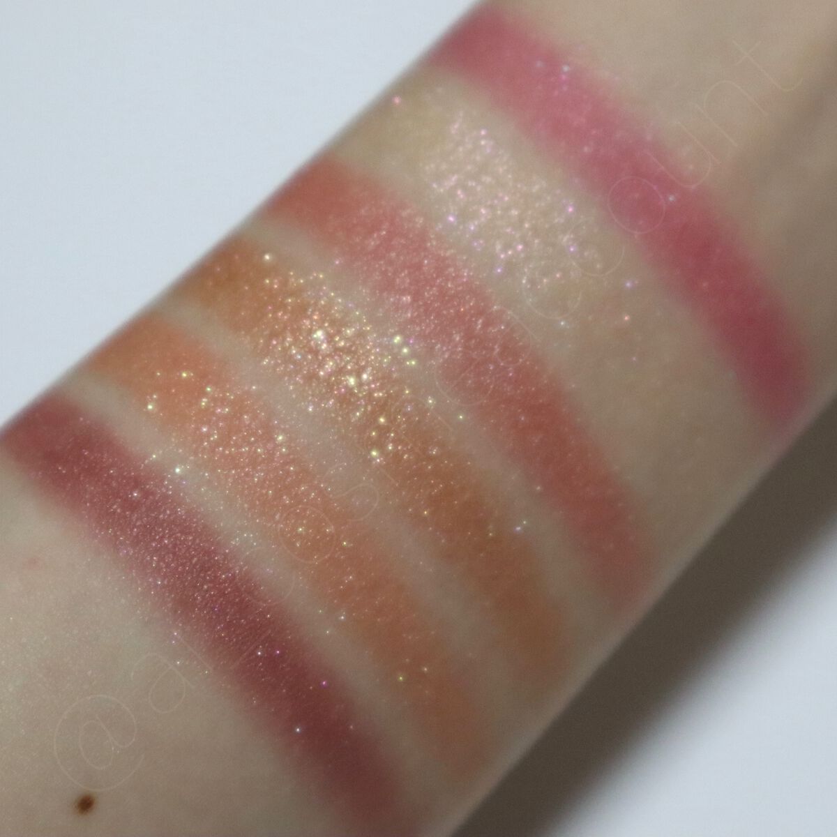 オーラクリエイション 106 ラズベリー&トゥインクルゴールド(ホリデー限定カラー)※人気イラストレーターコラボデザイン/BLEND BERRY/アイシャドウパレットを使ったクチコミ（3枚目）