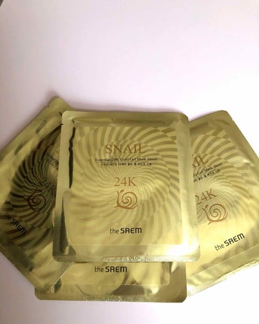 the SAEM SNAIL Essential 24K Gold Gel Mask Sheetのクチコミ「韓国のお土産です。24Kで
プルプルマスクかたつむりさん
これもなかなかGood（笑）..」（1枚目）