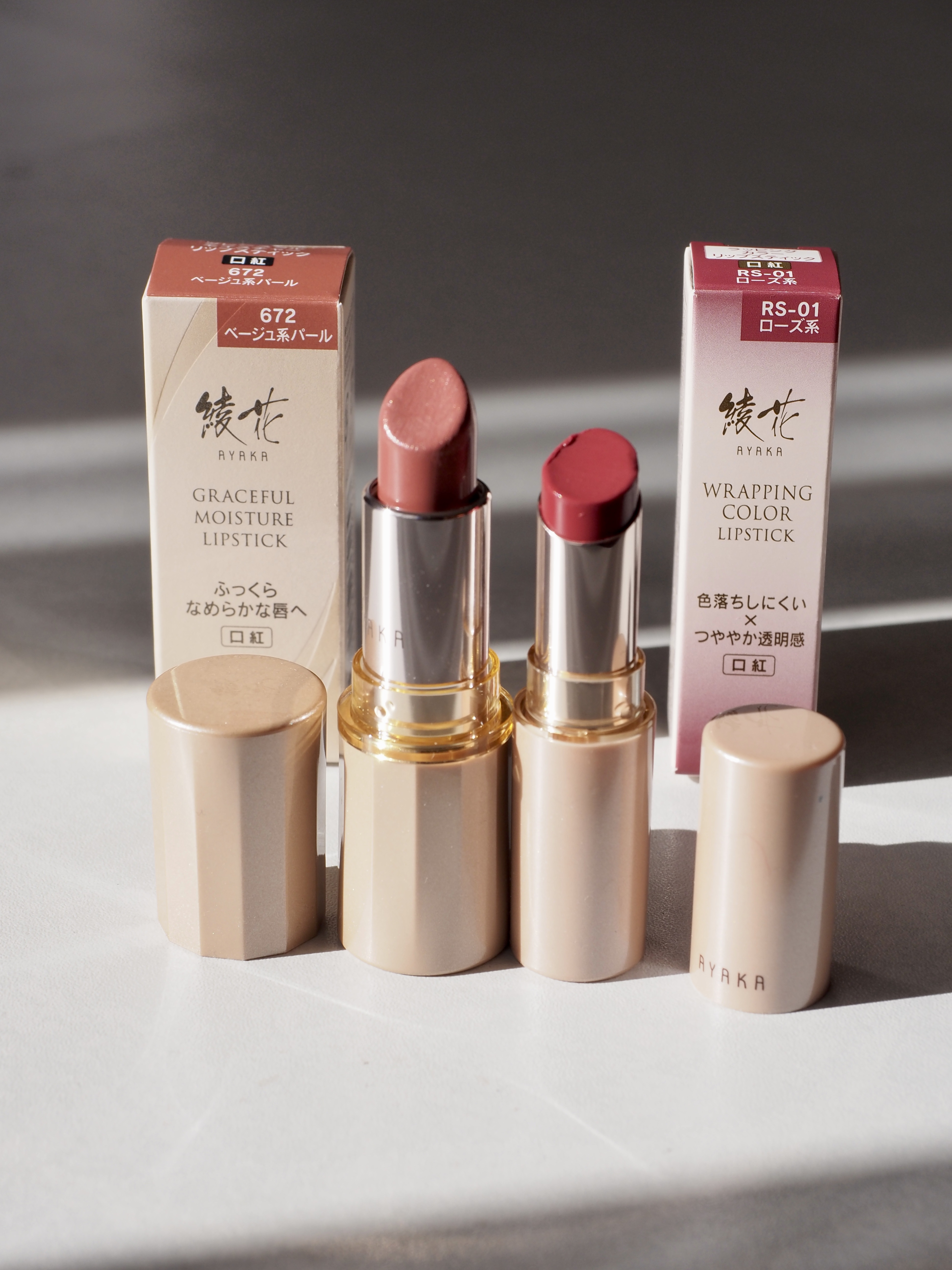 
《綾花》
⚪️ラッピング カラー リップスティック(右)
シアー&艶感！スルスル塗れる

⚪️グレースフル モイスチャー リップスティック(左)
一塗りで高発色＆程よい艶感

両方ともピンク寄りでさりげない色。
どんな場面にも使えるし
ム