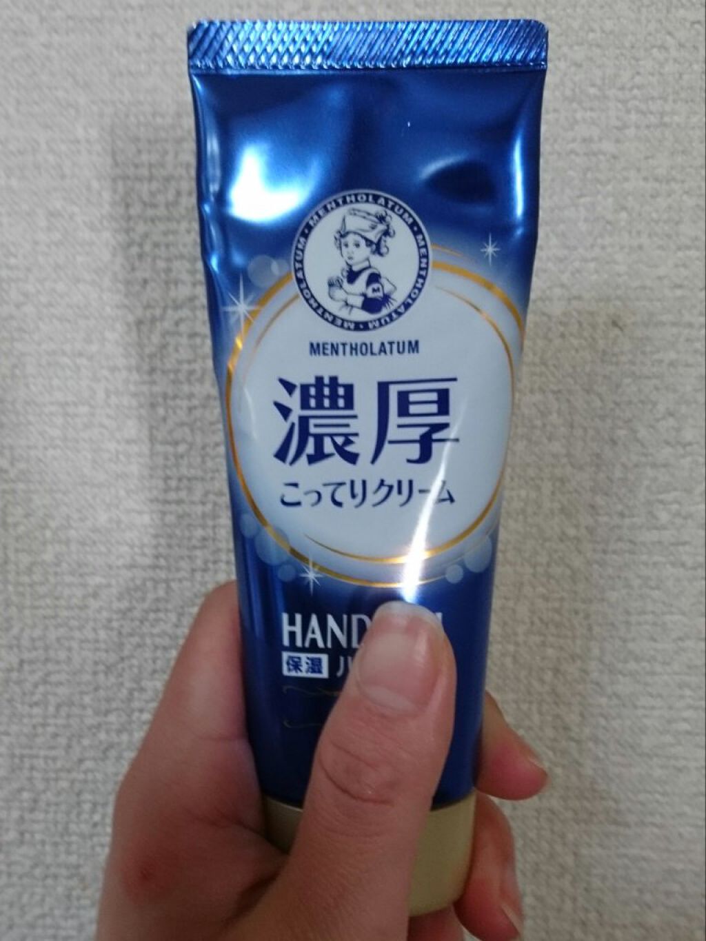 
メンソレータム ハンドベール 濃厚こってりクリーム


めっちゃしっとりする
のになじませるとベタベタしない
最高かよ

クリーム自体もふわふわな感じ


ベタつかない高保湿なハンドクリームが欲しい人は買ってみて！


#ステラちゃんのコ