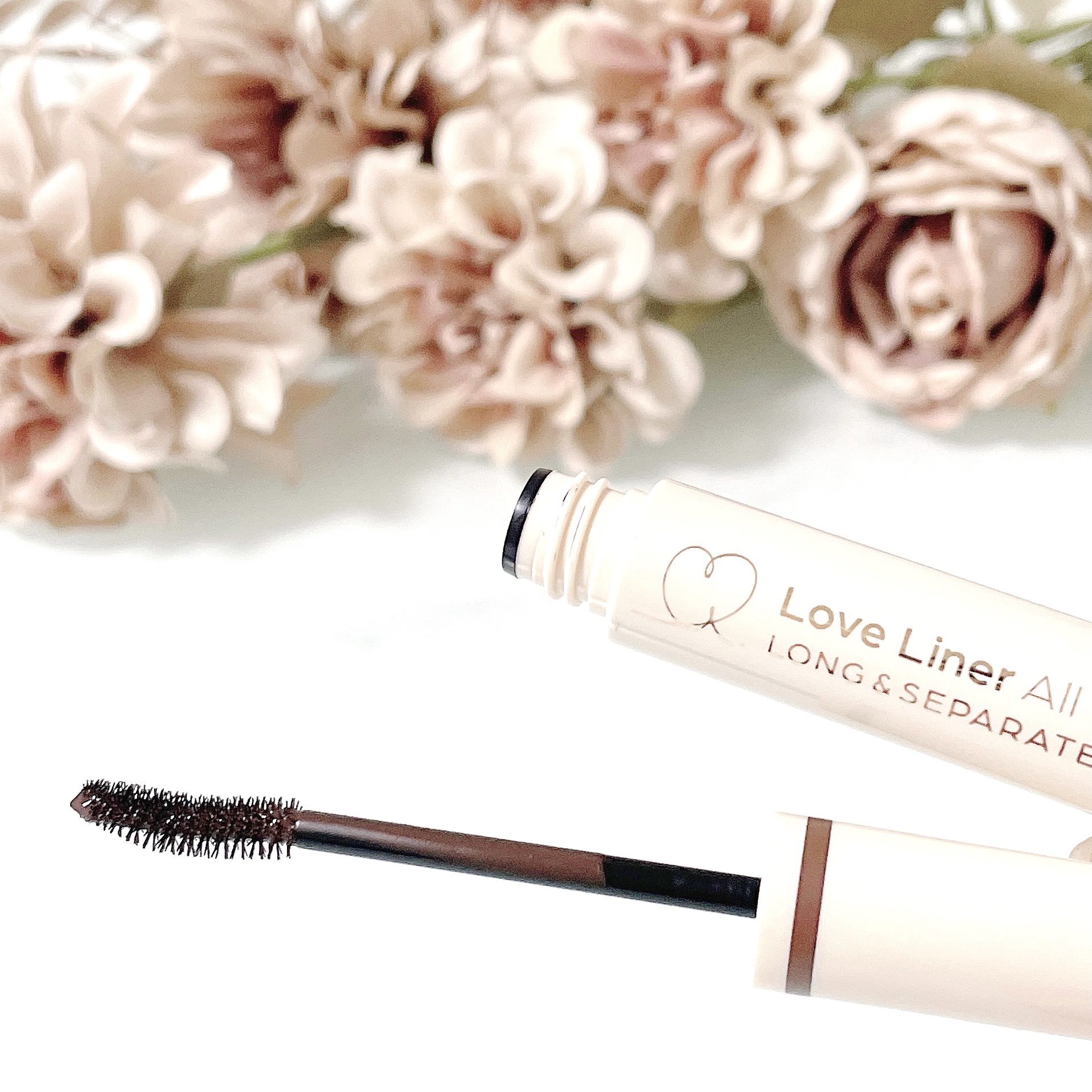 まつ毛エクステを卒業してから色々なマスカラを試しているのですが最近お気に入りは
『LoveLiner』のマスカラ
私が使っているのは
オールラッシュ マスク ロング&セパレート

お色は2色
✩︎⡱ディープブラック
目元の立体感を引き立てる
