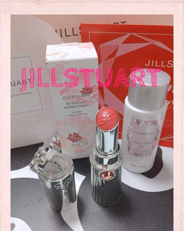 【購入品】
・JILLSTUART リップブロッサム

    ブリリアントブルーム01番

・サンプルでボディミルクもいただきました♪

     香りはロージーズです😋 

 #映えコスメ  #JI