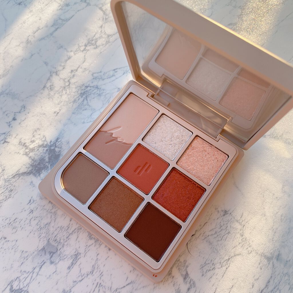 Heart Percent
DOT ON MOOD EYE PALETTE
チェリーライクファセット🍒

チェリー、ローズ、ブラウンカラーとキラキラのラメが入ったかわいらしいアイシャドウパレット

☑︎スムースマット
☑︎スリークグリッタ