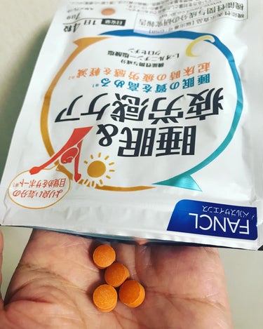 #fancl #ファンケル 
#睡眠＆#疲労感ケア（#機能性表示食品）
#日本初*！W成分。睡眠＆疲労感ケア
睡眠の質を高め※1、起床時の疲労感を軽減※2！
※1 L-オルニチン一塩酸塩に関する研究報告。「睡眠の質」とは、「長く眠った感覚」のこと。 ※2 クロセチンに関する研究報告。
* L-オルニチン一塩酸塩、クロセチンを使用した機能性表示食品として。
 
【届出表示】
本品にはL-オルニチン一塩酸塩・クロセチンが含まれます。
L-オルニチン一塩酸塩は、睡眠の質(長く眠った感覚)を高め、より良い気分の目覚めをサポートすることが報告されています。
クロセチンは、起床時の疲労感を軽減することが報告されています。
 🔹🔹🔹🔹🔹
『ファンケル　睡眠＆疲労感ケア（機能性表示食品）』は、睡眠と疲労感ケアするW成分が配合された#サプリメント です。
#オレンジ色 の#丸形 の#タブレット は、一日4錠飲むのが目安で、#就寝前 に飲むのが#おススメ だそうです。
#サプリ が色鮮やかな#オレンジ 色をしているのは、機能性関与成分として含まれる「#クロセチン」の原料の色で、
「睡眠＆疲労感ケア」に合成着色料は不使用だそうです。
クロセチンは、#クチナシ の#果実 や#サフラン に含まれる黄色の色素成分で、
#ニンジン に含まれるβ-カロテンや#トマト の#リコピン の仲間（カロテノイド）で、
β-カロテンやリコピンに比べて、分子量が小さく体内に吸収されやすいのが特長だそうです。
 
就寝前に４錠を水と一緒に一度に飲みますが、飲みやすい形状で、私は喉にひっかかることなく、スルンと飲めています。
口に含んだ時に、急に溶けてくることもないので、慌てずに飲めています。
香りや味も感じないサプリなので、私的にはすごく飲みやすくて気に入っています。
 
#夏休み に入って、子供とずっと一緒の時間を過ごすと、悩みは尽きませんし、暑さも相まって、すごく疲れている気がします。
そのため、しっかり眠って、疲れを取って、目覚めのいい朝を迎えたいと思うので、
そんな私にぴったりなサプリメントだと思いました。
 
ファミリーマートで、7日分のお試しサイズが買えるそうです。
時間を気にせずに、いつものお買い物ついでに購入できるので、夏休み分を購入して飲み続けてみたいです。
ファンケルのオンラインショップでは、３０日分も購入できますし、お得な定期購入もあるみたいです！
 
#PR　#ファンケル　#睡眠疲労感ケア　
#睡眠  #睡眠の質 #目覚め #ママお疲れ様  #パパお疲れ様  #ファミマ  #ファミリーマート 
 
の画像 その2