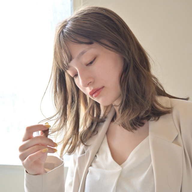 セミロングヘアの女性