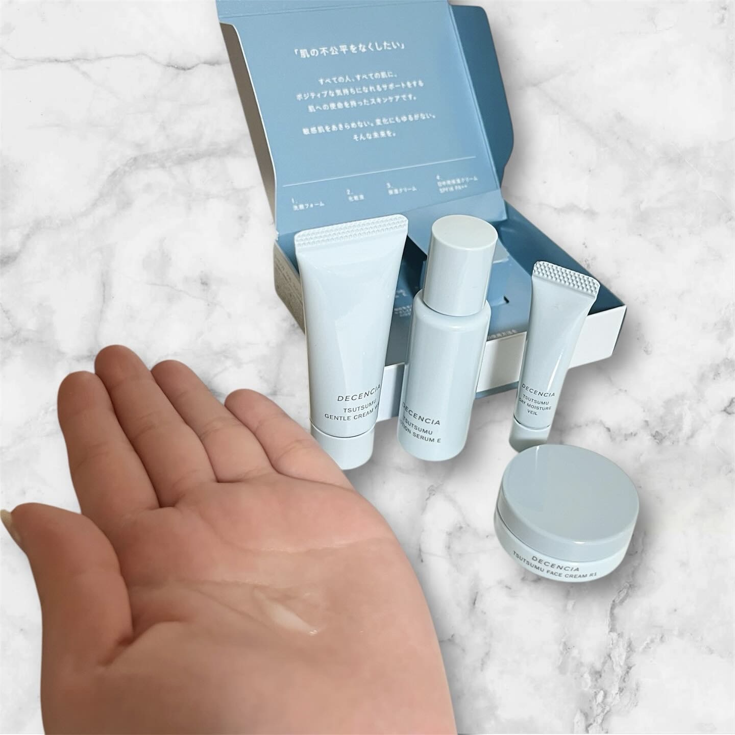 ⁡敏感肌のために開発されたスキンケアセットで、肌をしっかり保湿しながら外的刺激から守るアイテムが揃っています✨️
⁡
肌なじみのよいトロっとしたテクスチャーが気持ちいいです✨️すっと馴染む感じが好きです。

旅行や初めてのディセンシア製品を