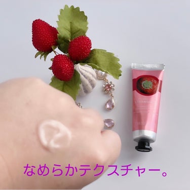 【LIPSショップで購入出来るハンドクリーム】


THE BODY SHOP
ハンドクリーム ストロベリー
価格:1,320円

✼••┈┈••✼••┈┈••✼••┈┈••✼••┈┈••✼

ストロベリー🍓が香るハンドクリーム。

甘すぎず爽やかさな香り🍓🍓🍓


テクスチャーは伸び良く、　
みずみずしくなめらかです🙌


ベタベタしないのも良い感じ♡

オススメのハンドクリームです♪♪♪♪♪


#THE BODY SHOP
#ハンドクリーム ストロベリー
#ハンドクリーム
#ハンドケア
#デパコス
#スキンケア
#ボディケア
#保湿
#香り
#おもち肌スキンケア の画像 その2