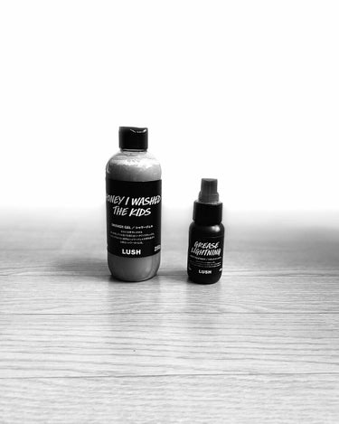 LUSHの艶肌ドロップとシャワージェル買ってみました！まだ、使い始めたばかりなので効果は分からないけど匂いはどちらも最高に良いです😊
艶肌ドロップはとくに、ラベンダー系の香りが強くてとてもリラックス出来