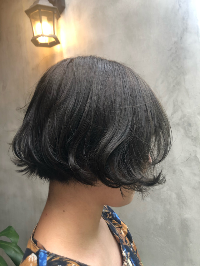 アッシュグリーンカラーのレトロボブスタイルの女性