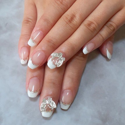 r.kira.nail on LIPS 「お客様ネイル💕シンプルホワイトフレンチにポイント蝶が可愛い😆💓..」(1枚目)