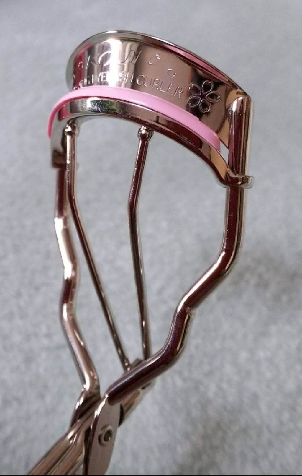 コージー カービングアイラッシュカーラー・春限定 桜ピンクのクチコミ「自睫毛の長さと濃さには何の不満も無いのですが、何せ頑固な下向きなのでコームタイプでファイバーの.....」（1枚目）