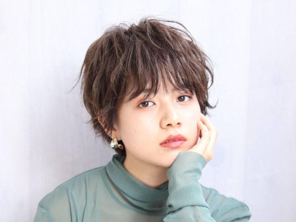 前髪のくせ毛がひどい…うねりや割れる原因を解説!くせ毛を活かす方法も紹介のサムネイル