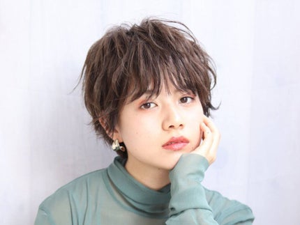 前髪のくせ毛がひどい…うねりや割れる原因を解説!くせ毛を活かす方法も紹介