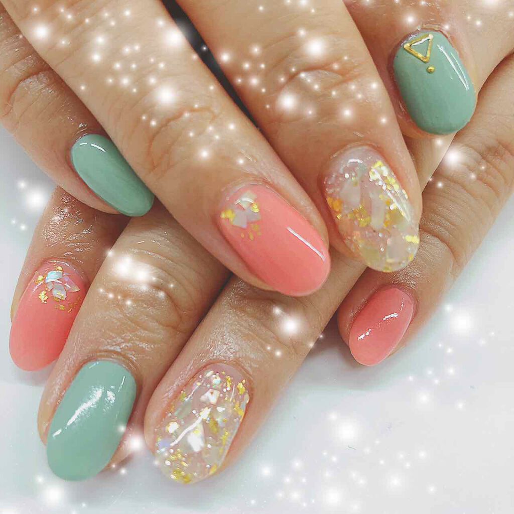 pipi's Nail 忘備録
.
コーラルピンクと青みがかったグリーンにポイントでシェル&金箔の組み合わせネイル💅🏼
この色の組み合わせがとってもお気に入りです♥
昔からなぜだかピンク系とブルーやグリーンの組み合わせが大好きでした¨̮
