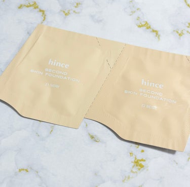 ┈┈┈┈┈┈𓍯

〖 hince セカンドスキンファンデーション〗


Qoo10でhince商品を購入したので
試供品を頂き、せっかくなのでレビューします。

しかし、超乾燥肌の私には合わなかったので
星下げレビューになります…🥲すみません


塗ったときはスーッとサラサラっと
伸びる感じで薄づきな感じなのですが
定着が良い分早いので
水分を含んだスポンジとかで素早くスーッと
伸ばすのがいいかもしれません。
私は水分を含んでないスポンジで伸ばしたので
扱いが少し難しい感じになってしましました😭

香りはファンデーションっていう感じの香りで
百貨店の化粧品売り場の香りというか
上品な高級感ある化粧品っぽい香りでしたが、
香りが苦手な方は少し気になるかも？
私はそこまで気にはならなかったです😊


そして仕上がりなのですが、
乾燥肌の私には合わなかったです🥲
乾燥肌で合わないファンデーションだと
皮むけが目立つような、
砂漠の地面のようなひび割れが目立つように
なってしまうのですが、
まさにその状態になってしまいました…😔

このファンデーション自体がツヤというより
さらさらとセミマットな
ファンデーションだと思うので、
もともと素肌が綺麗な方や
そこまで乾燥がひどくない方、
ファンデーションつけてる感が苦手な方には
サラサラッと重たくなく、
強すぎないほどよいカバー力なので
条件が合えばとてもいいファンデーションかもです❣️

本体の見た目も可愛いし、合えば良かったのですが
残念ながら私には合わなかったのが残念でした🫠


┈┈┈┈┈┈┈┈┈┈┈┈┈┈
#hince#セカンドスキンファンデーション
#韓国コスメ#正直レビュー
#Qoo10#qoo10メガ割
#コスメ好きさんと繋がりたい
#コスメ好きな人と繋がりたい
#韓国コスメ好きな人と繋がりたい
の画像 その0