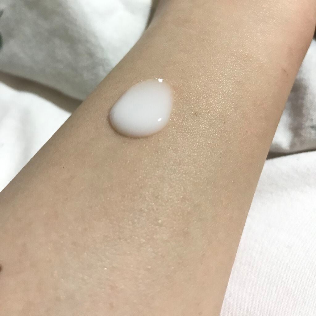 プレミアムボディミルク ホワイトニング【医薬部外品】 /ニベア/ボディミルクを使ったクチコミ(2枚目)