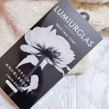 \ #LUMIURGLAS Ꙭ꙳ /
 
 
 
 
 
 
そのラインは
本当の美しさをひきだす。
 
リキッドライナーが夢見た◁♡*｡ﾟ
アイライナー(◍ƠᆺƠ◍)
  
 
･･⋈･-･･--･⋈･-･･--･⋈･-･･--･⋈･-･･--･⋈･･
 
LUMIURGLAS
ルミアグラス スキルレスライナー
*01/パーフェクトブラック
 
･･⋈･-･･--･⋈･-･･--･⋈･-･･--･⋈･-･･--･⋈･･
 
 
 

まなざしを引き立て…
クリアな印象に(◍ƠᆺƠ◍)

>>>>鮮やかな発色
>>>>吸い込まれるような深み

両立させた理想のブラック!!

ほんまにTheBLACK!!
しっかり濃くて、
しっかり発色!!
求めてるやつ\( ¨̮ )/❤


︎︎︎︎︎︎︎︎︎︎︎︎☑︎ウォータープルーフ
︎︎︎︎︎︎☑︎お湯オフ
︎︎︎︎︎︎☑︎色素沈着しない
 

♡┈┈┈┈┈┈┈┈┈┈┈┈┈┈♡ 

ゆき濃くないとやなのー(笑)
最近他の使ってたんやけど…
やっぱりルミアグラスよね！
描きやすさが抜群に良い♡♡
太い線も細い線も描きやすい。

あんまり落ちも気にならへんし、
これからの季節にも嬉しいかな。
とる時はこれだけ先に取ってるけど、
手間というか弱点??
言えばそれぐらいかな。

お湯オフはならずでした(笑)
 
♡┈┈┈┈┈┈┈┈┈┈┈┈┈┈♡ 
 
 
 
めちゃくちゃ発色良いし、
濃いブラック♡♡
このぐらい濃いのが好きやわぁ。
スルスル描けるのも嬉しい(๑•∀•๑)/

 #今月のコスメ購入レポ の画像 その1