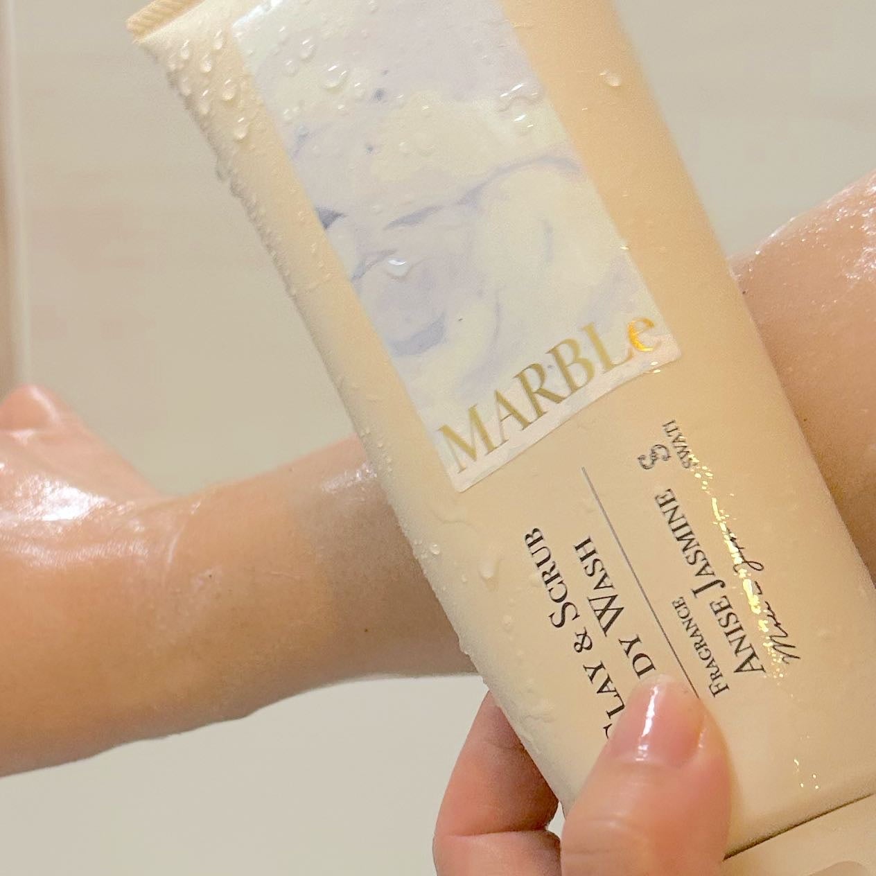 CLAY & SCRUB BODY WASH/SWATi MARBLe/ボディスクラブを使ったクチコミ(4枚目)