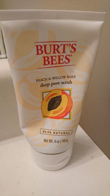 BURT´S  BEES(バーツビーズ)のdeep pore scrub。800円位でアメリカで購入。
肌のざらつきが気になってきたら使うようにしていて、肌の上で優しく転がして流すだけで肌がツルツルにな