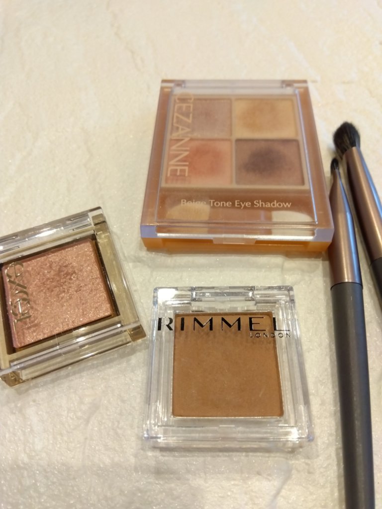 ワンダー キューブ アイシャドウ マット M001/リンメル ロンドン/単色アイシャドウを使ったクチコミ（2枚目）