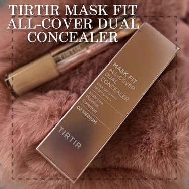 「TIRTIR 」
MASK FIT ALL-COVER DUAL CONCEALER

𓃺𓍯𓃺𓍯𓃺𓍯𓃺𓍯

「マスクフィット
オールカバー
デュアルコンシーラー」

リキッドとスティック2in1の
デュアルタイプ❕
使い分ける事で、
気になる肌悩みをしっかりカバーしてくれます。

肌にしっかり密着❕
ソフトで
みずみずしい
テクスチャーです✨✨

⭐️スティック
　　　　　コンシーラー
✨広い範囲を
しっかりカバー❕

✨コントゥアリング
☜ベースメイクに使いやすい❕

⭐️﻿唇や眉などの
　ライン直しにぴったり

少し固めがちょうどいい

⭐️ リキッド
　　　　コンシーラー
✨ナチュラルに
　　スポットカバー❕
☜ニキビ跡などには
こちらがおすすめ🤍

✨シミやそばかす
ほくろなどのカバーと
くすみ補正っ✨

✨目元のクマや🐻
赤みをカバーしてくれる

柔らかめなテクスチャー

使い分けでお顔自体にも
立体感が出て、
お悩みも解決❕

マスク移りもしにくい！
☜嬉しい😆

「MULTI-PRISM」
パウダーとしっとりした植物性オイルを含有して

ヨレる心配を無くした
カバー力のある
コンシーラーです。
肌に自然に乗り
素肌のように仕上がります。

使いやすくて、
ヨレにくいから
初心者さんにもおすすめ

また紫外線から肌を守ってくれます🤍。

実際、
テクスチャーの違いが
悩み事にアプローチしてくれて、
仕上がりに満足です✨

ファンデも好きな
ティルティル🤍
やっぱりコンシーラーも
良かったです✨✨　


#マスクフィットオールカバーデュアルコンシーラー #韓国コスメ #2way #コンシーラー 
#韓国コスメ大好き #コスメレビュー #美容垢 

ティルティルマスクフィットオールカバーデュアルコンシーラーの画像 その0