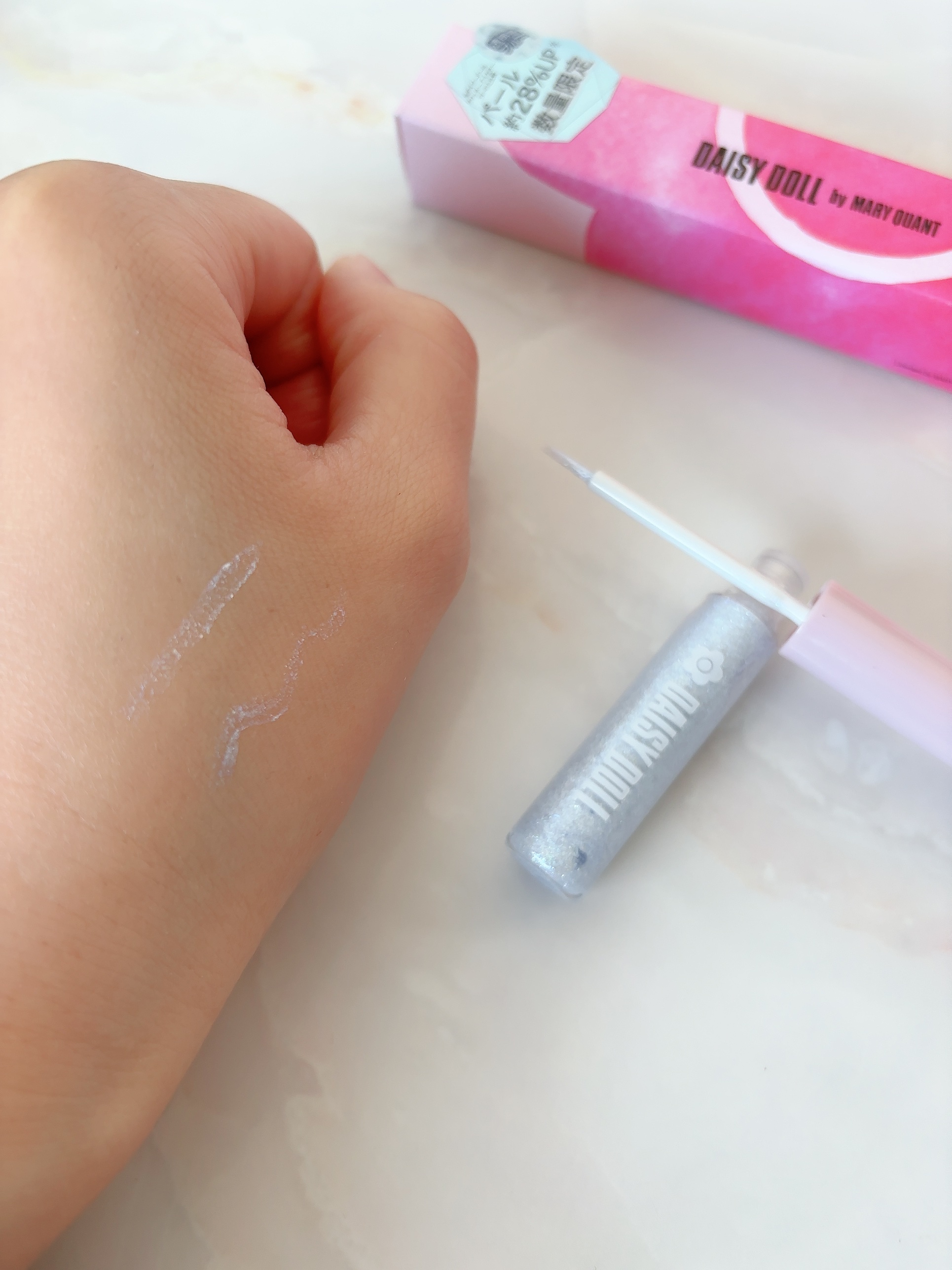 グリッターアイカラー/DAISY DOLL by MARY QUANT/グリッターを使ったクチコミ（3枚目）