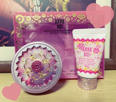 ANNA SUI ブライトニング ケア キット

限定品ということで、パケもめちゃくちゃかわいかったので購入。
ハンドクリームもフェイスパウダーも同じ匂いで、結構強めかつ好き嫌いありそうな匂いなので、店