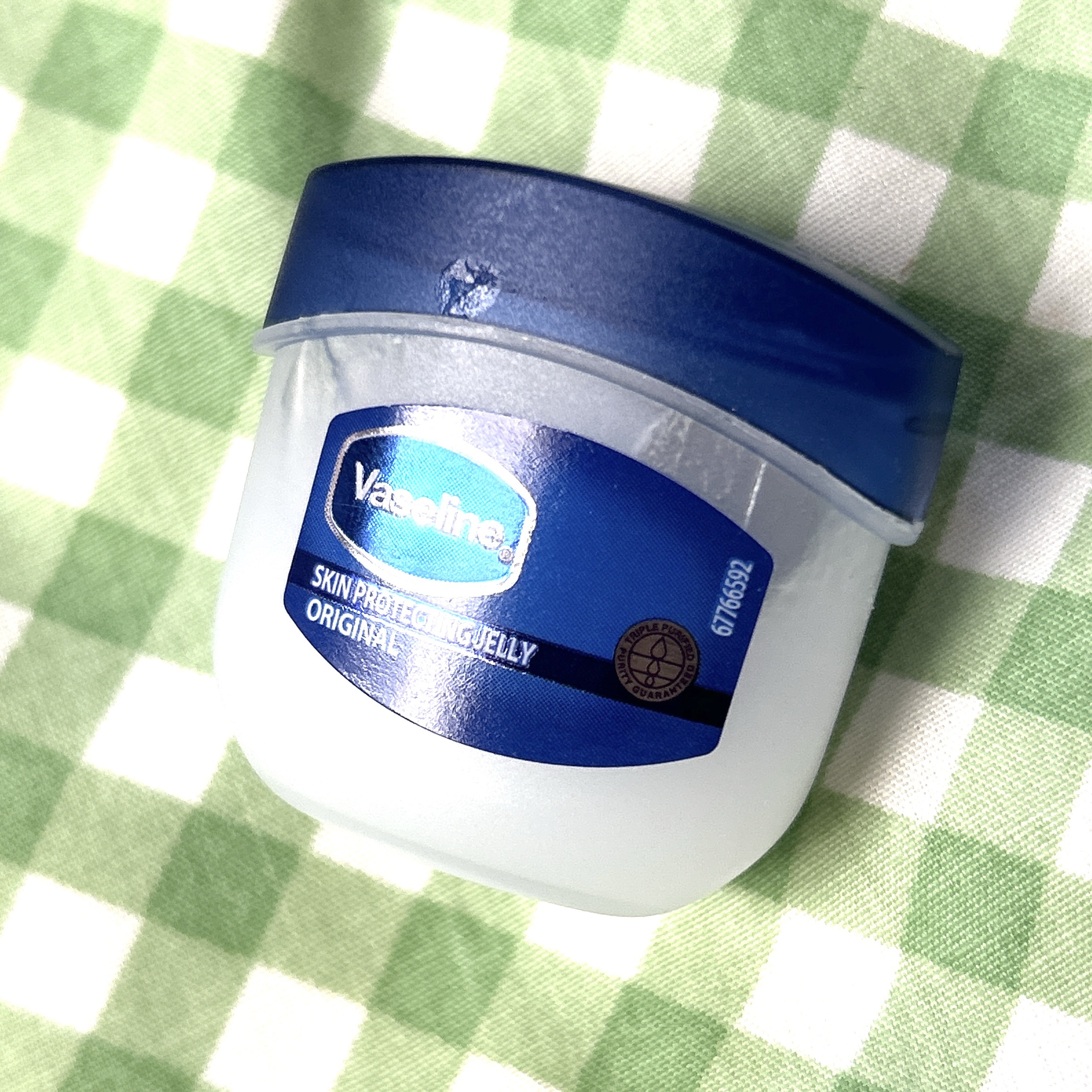 硬めのワセリンが苦手なので、別のものを探し求めて買ってみました。

ダイソーにて¥110で購入しました🙆‍♀️

使い心地は柔らかなテクスチャーで、伸びがいいです。
夜にこれを脚に塗って寝ると、次の日もしっとりしてました。

この時期は花