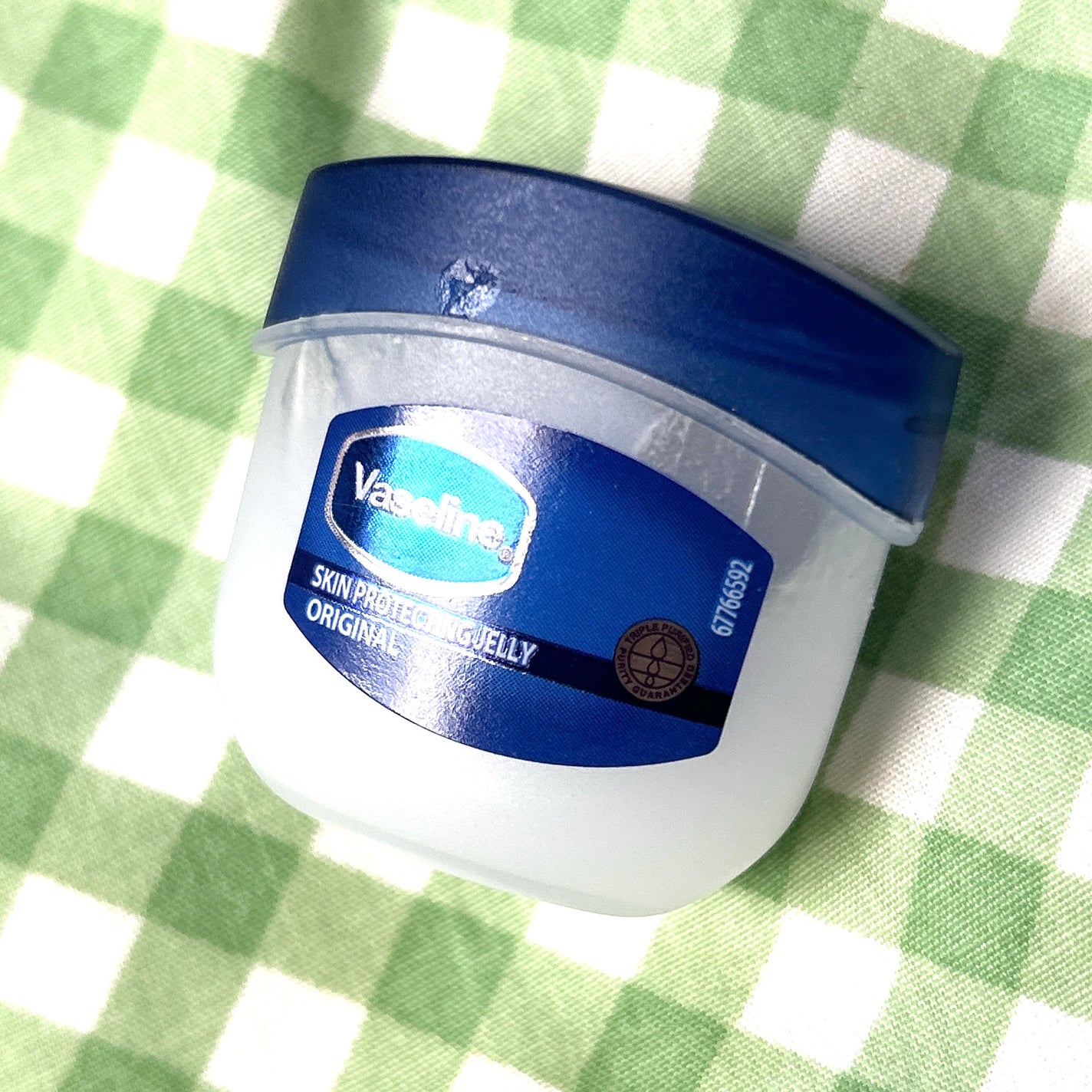 ギヌ on LIPS 「硬めのワセリンが苦手なので、別のものを探し求めて買ってみました..」(1枚目)