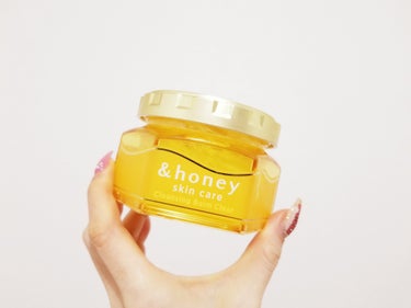 〖&honey クレンジングバーム クリア〗

使い切りです。
&honeyのトリートメントのあの香りのするクレンジングバーム！

スパチュラをフタに収納出来るのが便利だった👏🏻
クルクル回すタイプだけど、その分開け閉めの時に
スパチュラが中に落下しにくいのが
結構ストレスフリーでよかったかも🙆🏻✨

溶けやすさはそこそこ(最初少しダマになる)で、
クレンジング力は文句なし。
洗い上がりはしっとりめだけどヌルつきを感じるほどじゃ
ないかな？

毛穴汚れが劇的に良くなるってほどでは無いけど
詰まる感じもそんなにない。
週一くらいでクレンジングオイルなんかで
ディープクレンジングすればちょうど良いかなーって感じ。

乾燥肌さんにオススメのニュートラルで
とっても使いやすいクレンジングバーム👌🏻´-

 #冬の大優勝ベースアイテム の画像 その0