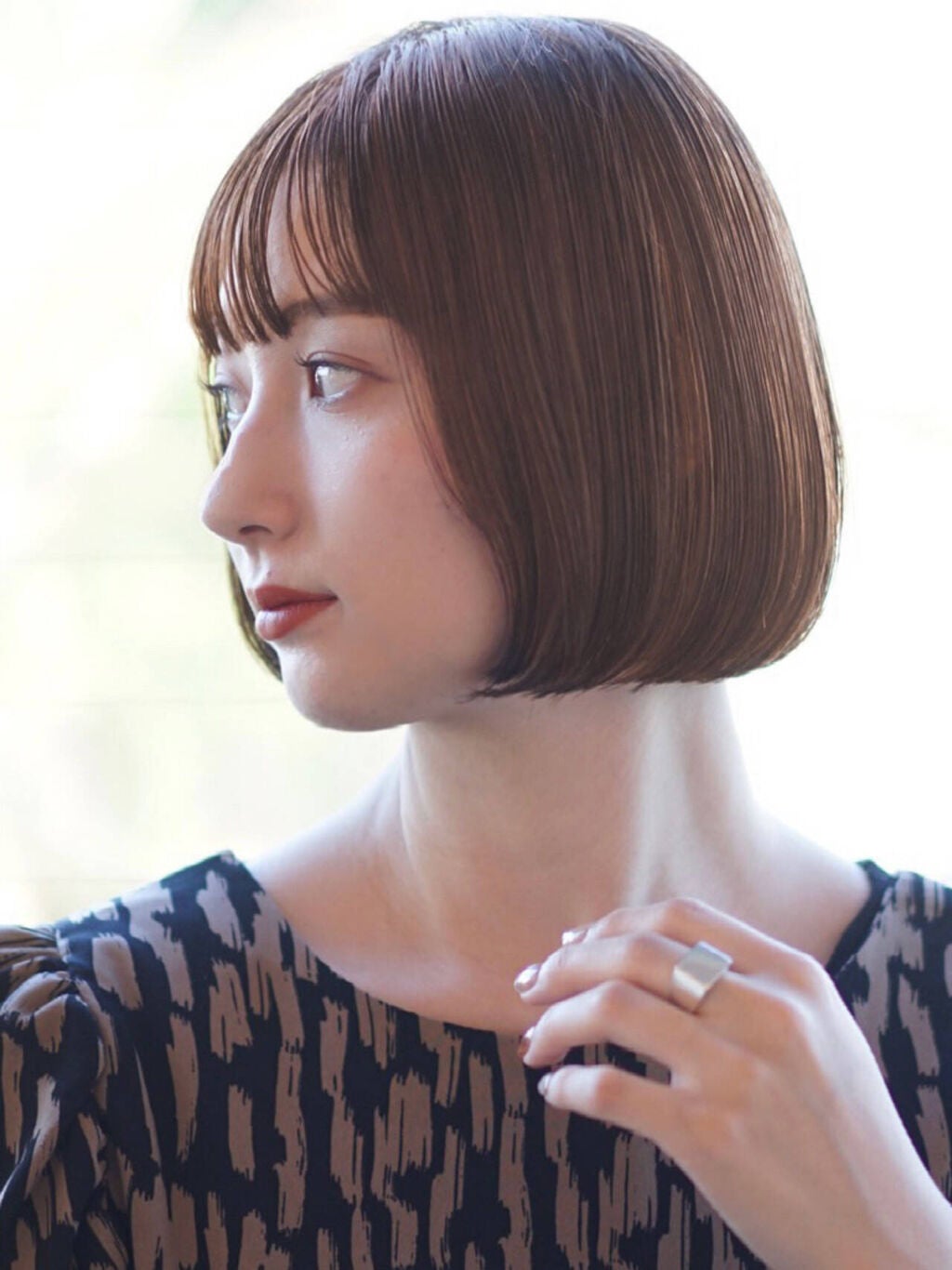 横顔美人の条件や特徴は?整形なしで綺麗な横顔になる筋トレ・マッサージ・メイク方法も解説のサムネイル