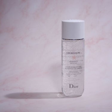 Dior スノー ライト エッセンス ローション (薬用化粧水) (医薬部外品)のクチコミ「Diorスノーライトエッセンスローション
175mlで6900円(税抜)の薬用化粧水です♡

.....」（1枚目）