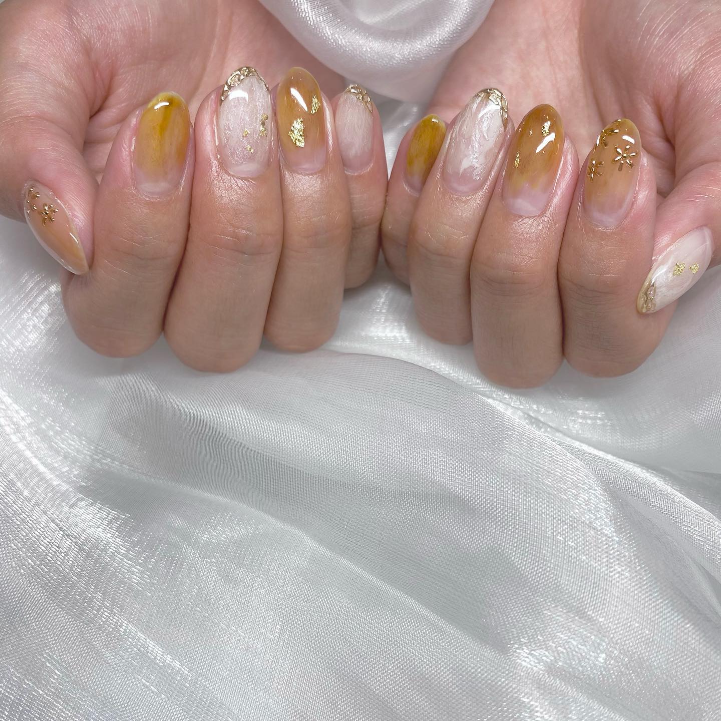 #ニュアンスネイル,#金木犀ネイル,#秋ネイル,#ブラウンネイル,#オフィスネイル,#もやもやネイル,#フラワーネイル,#きれいめネイルのネイルデザイン