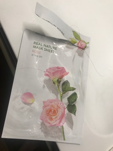 お土産で頂きました。

薔薇の香り🌹
がかなり強く、最初は楽しんでいましたが
だんだん酔ってきた🌀

パックは薄くてぷにぷにでしっかり肌に吸い付く
ので落ちてきたりしないのが良かった！！


#ネイチャ