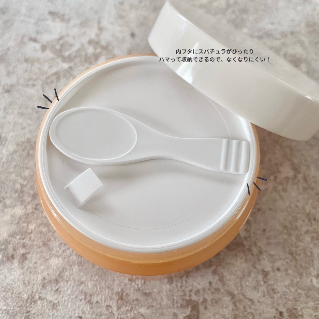 AROMATICA グロービタグットナイトクリームのクチコミ「
少しクリア感のあるオレンジのパッケージ
内蓋も付いていて、その内蓋の上に
スパチュラもぴった.....」（2枚目）