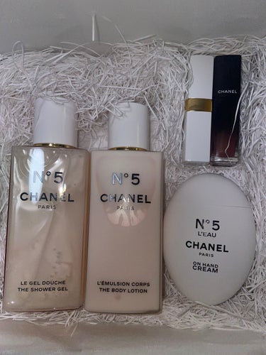 CHANEL シャネル N°5 ザ シャワー ジェルのクチコミ「♡CHANEL
シャネル N°5 ザ シャワー ジェル
シャネル N°5 ザ ボディ ローショ.....」（1枚目）