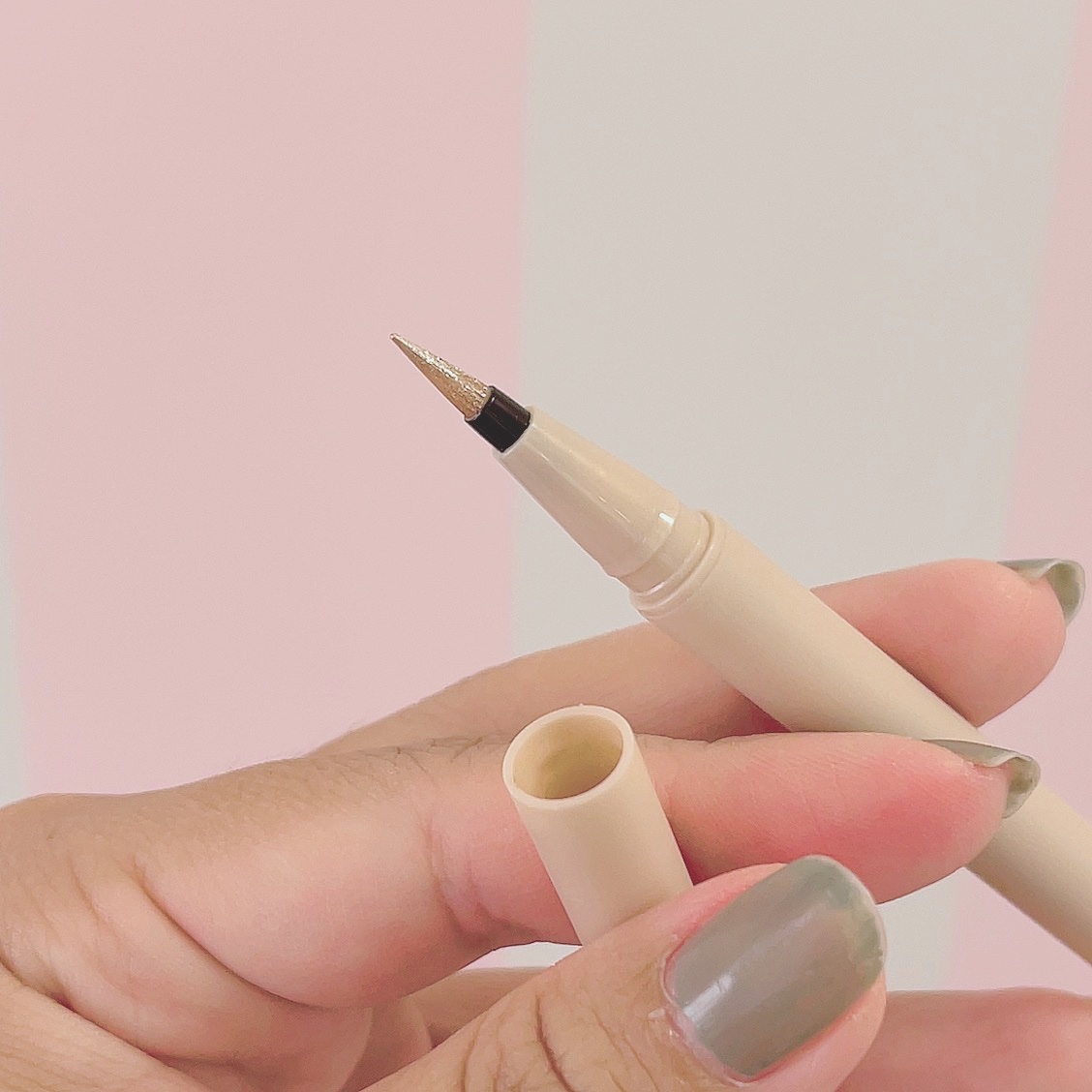 ウォータリーラメライナー オーロラベージュ/Ririmew/リキッドアイライナーを使ったクチコミ（2枚目）