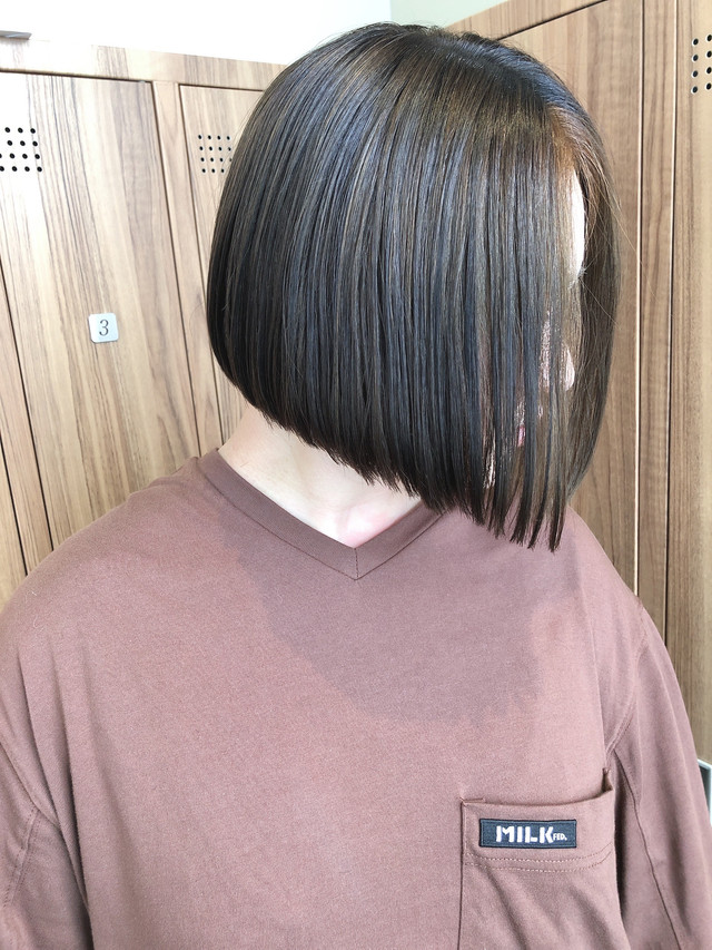 前下がりボブヘア