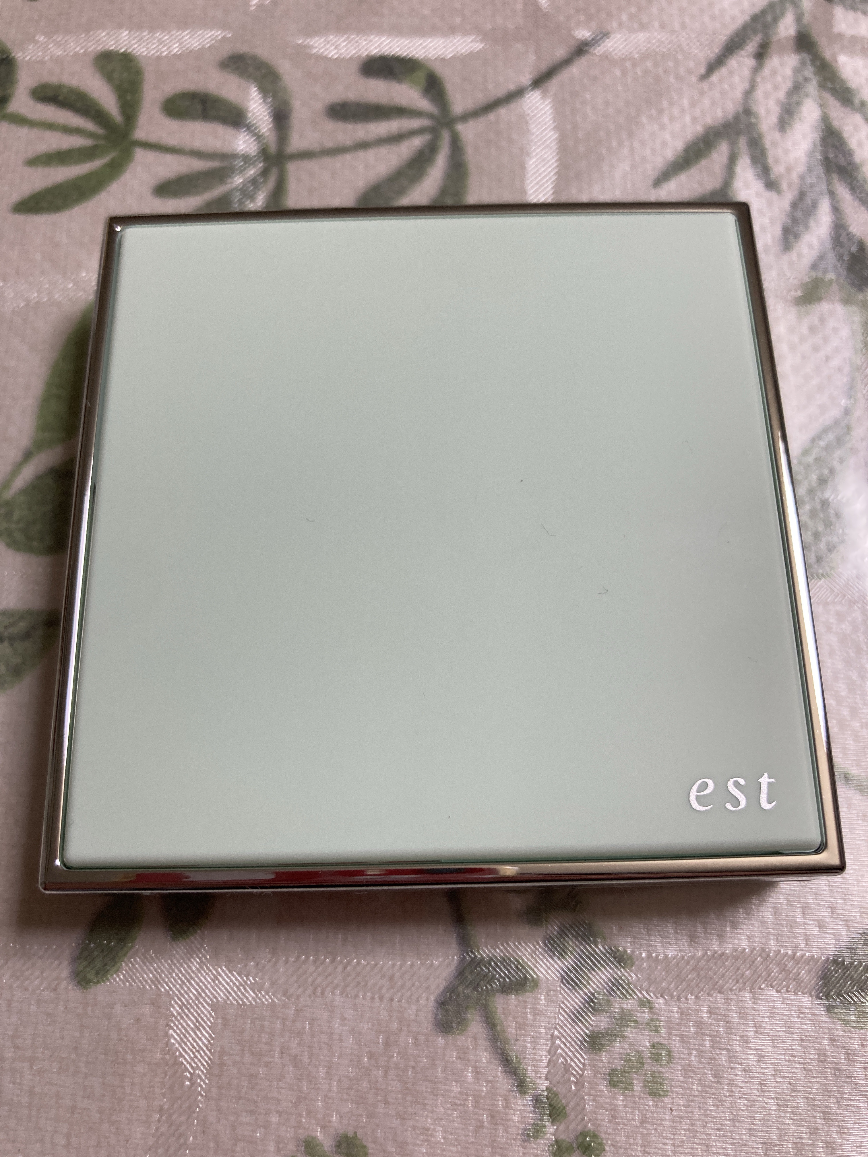 est エスト ノーブル ブライト アイシャドウのクチコミ「あまりにも綺麗でもったいなくて使えていませんでした╰(*´︶`*)╯♥️

最近買ってもらった.....」（2枚目）